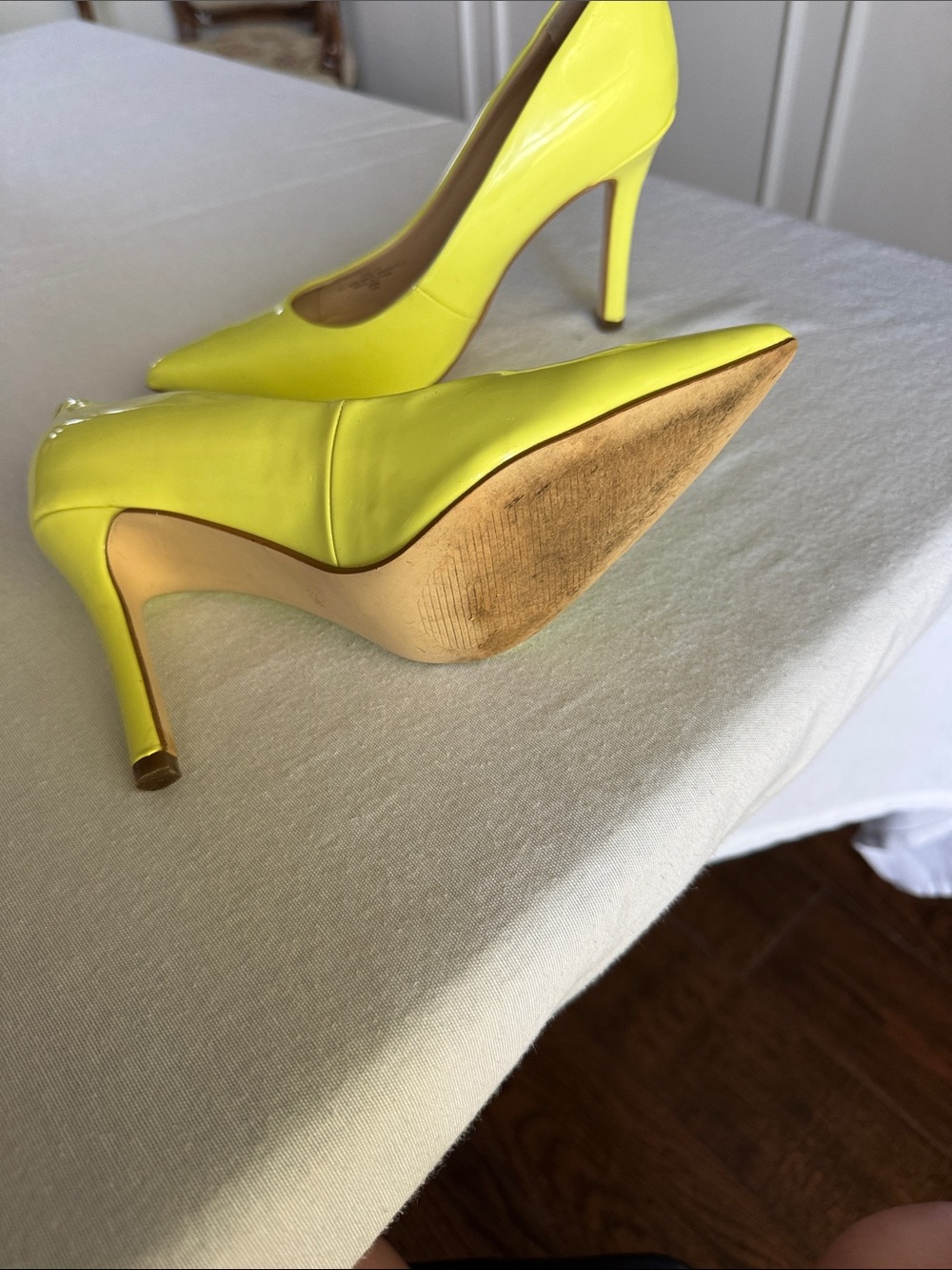 Women’s Size 6.5 Guess Pointed Toe Patent High Heels in Neon Yellow 3.5 inch - Picture 2 of 5